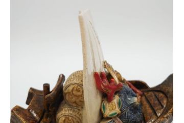 伊東陶山　高さ約20cm　細部まで丁寧に作られた宝舟(商売繁盛、宝船、縁起物、帆船、七福神、八仙、置物、オブジェ、共箱付き)(R-078649)
