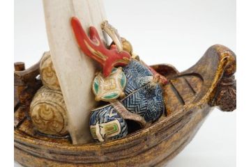 伊東陶山　高さ約20cm　細部まで丁寧に作られた宝舟(商売繁盛、宝船、縁起物、帆船、七福神、八仙、置物、オブジェ、共箱付き)(R-078649)