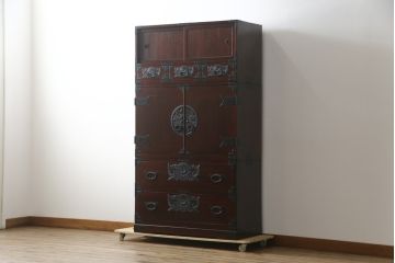 和製ビンテージ　美品!!　欅産業社にて仙台箪笥にリメイク済み　落ち着いた色味と美しい金具が目を惹く漆塗りの三段重ね衣装箪笥(着物箪笥、整理箪笥、観音箪笥、重ね箪笥、引き出し、ヴィンテージ)(R-078652)