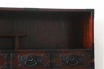 和製ビンテージ　美品!!　欅産業社にて仙台箪笥にリメイク済み　落ち着いた色味と美しい金具が目を惹く漆塗りの三段重ね衣装箪笥(着物箪笥、整理箪笥、観音箪笥、重ね箪笥、引き出し、ヴィンテージ)(R-078652)