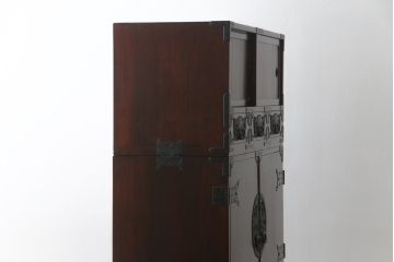 和製ビンテージ　美品!!　欅産業社にて仙台箪笥にリメイク済み　落ち着いた色味と美しい金具が目を惹く漆塗りの三段重ね衣装箪笥(着物箪笥、整理箪笥、観音箪笥、重ね箪笥、引き出し、ヴィンテージ)(R-078652)