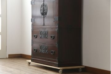 和製ビンテージ　美品!!　欅産業社にて仙台箪笥にリメイク済み　落ち着いた色味と美しい金具が目を惹く漆塗りの三段重ね衣装箪笥(着物箪笥、整理箪笥、観音箪笥、重ね箪笥、引き出し、ヴィンテージ)(R-078652)