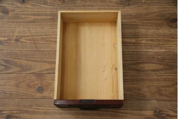 和製ビンテージ　美品!!　欅産業社にて仙台箪笥にリメイク済み　落ち着いた色味と美しい金具が目を惹く漆塗りの三段重ね衣装箪笥(着物箪笥、整理箪笥、観音箪笥、重ね箪笥、引き出し、ヴィンテージ)(R-078652)