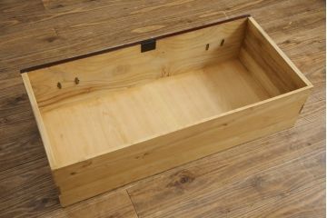和製ビンテージ　美品!!　欅産業社にて仙台箪笥にリメイク済み　落ち着いた色味と美しい金具が目を惹く漆塗りの三段重ね衣装箪笥(着物箪笥、整理箪笥、観音箪笥、重ね箪笥、引き出し、ヴィンテージ)(R-078652)