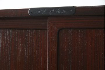 和製ビンテージ　美品!!　欅産業社にて仙台箪笥にリメイク済み　落ち着いた色味と美しい金具が目を惹く漆塗りの三段重ね衣装箪笥(着物箪笥、整理箪笥、観音箪笥、重ね箪笥、引き出し、ヴィンテージ)(R-078652)