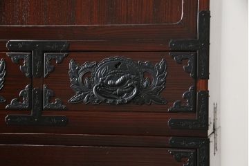 和製ビンテージ　美品!!　欅産業社にて仙台箪笥にリメイク済み　落ち着いた色味と美しい金具が目を惹く漆塗りの三段重ね衣装箪笥(着物箪笥、整理箪笥、観音箪笥、重ね箪笥、引き出し、ヴィンテージ)(R-078652)