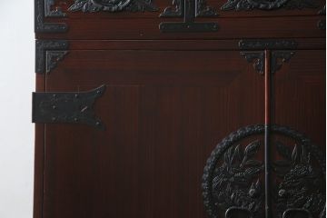 和製ビンテージ　美品!!　欅産業社にて仙台箪笥にリメイク済み　落ち着いた色味と美しい金具が目を惹く漆塗りの三段重ね衣装箪笥(着物箪笥、整理箪笥、観音箪笥、重ね箪笥、引き出し、ヴィンテージ)(R-078652)