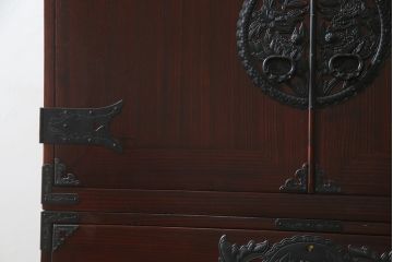 和製ビンテージ　美品!!　欅産業社にて仙台箪笥にリメイク済み　落ち着いた色味と美しい金具が目を惹く漆塗りの三段重ね衣装箪笥(着物箪笥、整理箪笥、観音箪笥、重ね箪笥、引き出し、ヴィンテージ)(R-078652)
