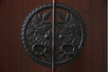 和製ビンテージ　美品!!　欅産業社にて仙台箪笥にリメイク済み　落ち着いた色味と美しい金具が目を惹く漆塗りの三段重ね衣装箪笥(着物箪笥、整理箪笥、観音箪笥、重ね箪笥、引き出し、ヴィンテージ)(R-078652)