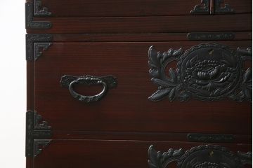 和製ビンテージ　美品!!　欅産業社にて仙台箪笥にリメイク済み　落ち着いた色味と美しい金具が目を惹く漆塗りの三段重ね衣装箪笥(着物箪笥、整理箪笥、観音箪笥、重ね箪笥、引き出し、ヴィンテージ)(R-078652)