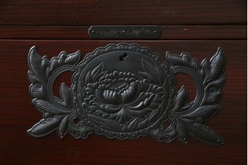 和製ビンテージ　美品!!　欅産業社にて仙台箪笥にリメイク済み　落ち着いた色味と美しい金具が目を惹く漆塗りの三段重ね衣装箪笥(着物箪笥、整理箪笥、観音箪笥、重ね箪笥、引き出し、ヴィンテージ)(R-078652)
