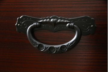 和製ビンテージ　美品!!　欅産業社にて仙台箪笥にリメイク済み　落ち着いた色味と美しい金具が目を惹く漆塗りの三段重ね衣装箪笥(着物箪笥、整理箪笥、観音箪笥、重ね箪笥、引き出し、ヴィンテージ)(R-078652)