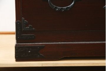 和製ビンテージ　美品!!　欅産業社にて仙台箪笥にリメイク済み　落ち着いた色味と美しい金具が目を惹く漆塗りの三段重ね衣装箪笥(着物箪笥、整理箪笥、観音箪笥、重ね箪笥、引き出し、ヴィンテージ)(R-078652)