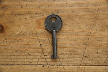 和製ビンテージ　美品!!　欅産業社にて仙台箪笥にリメイク済み　落ち着いた色味と美しい金具が目を惹く漆塗りの三段重ね衣装箪笥(着物箪笥、整理箪笥、観音箪笥、重ね箪笥、引き出し、ヴィンテージ)(R-078652)