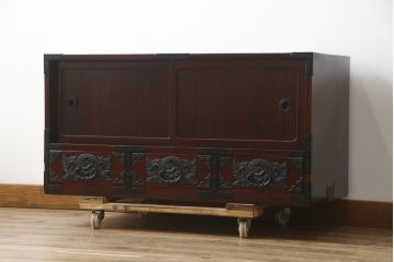 和製ビンテージ　美品!!　欅産業社にて仙台箪笥にリメイク済み　落ち着いた色味と美しい金具が目を惹く漆塗りの衣装箪笥ローボード(サイドボード、リビングボード、テレビ台、テレビボード、収納棚、戸棚、収納箪笥、引き出し、ヴィンテージ)(R-078653)
