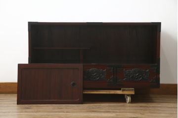 和製ビンテージ　美品!!　欅産業社にて仙台箪笥にリメイク済み　落ち着いた色味と美しい金具が目を惹く漆塗りの衣装箪笥ローボード(サイドボード、リビングボード、テレビ台、テレビボード、収納棚、戸棚、収納箪笥、引き出し、ヴィンテージ)(R-078653)
