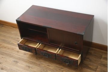 和製ビンテージ　美品!!　欅産業社にて仙台箪笥にリメイク済み　落ち着いた色味と美しい金具が目を惹く漆塗りの衣装箪笥ローボード(サイドボード、リビングボード、テレビ台、テレビボード、収納棚、戸棚、収納箪笥、引き出し、ヴィンテージ)(R-078653)