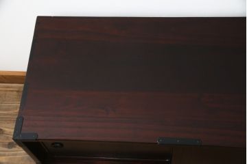 和製ビンテージ　美品!!　欅産業社にて仙台箪笥にリメイク済み　落ち着いた色味と美しい金具が目を惹く漆塗りの衣装箪笥ローボード(サイドボード、リビングボード、テレビ台、テレビボード、収納棚、戸棚、収納箪笥、引き出し、ヴィンテージ)(R-078653)