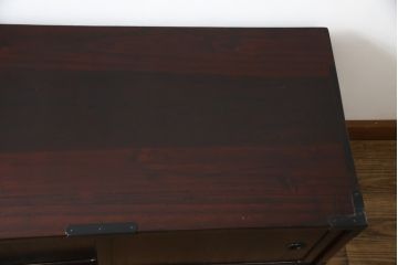 和製ビンテージ　美品!!　欅産業社にて仙台箪笥にリメイク済み　落ち着いた色味と美しい金具が目を惹く漆塗りの衣装箪笥ローボード(サイドボード、リビングボード、テレビ台、テレビボード、収納棚、戸棚、収納箪笥、引き出し、ヴィンテージ)(R-078653)