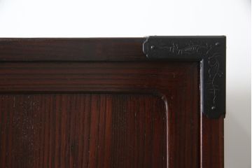 和製ビンテージ　美品!!　欅産業社にて仙台箪笥にリメイク済み　落ち着いた色味と美しい金具が目を惹く漆塗りの衣装箪笥ローボード(サイドボード、リビングボード、テレビ台、テレビボード、収納棚、戸棚、収納箪笥、引き出し、ヴィンテージ)(R-078653)