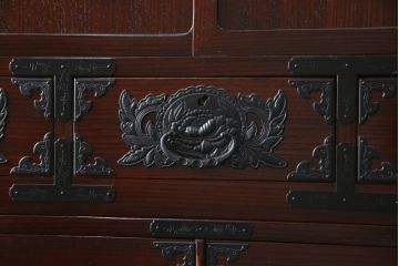 和製ビンテージ　美品!!　欅産業社にて仙台箪笥にリメイク済み　落ち着いた色味と美しい金具が目を惹く漆塗りの衣装箪笥ローボード(サイドボード、リビングボード、テレビ台、テレビボード、収納棚、戸棚、収納箪笥、引き出し、ヴィンテージ)(R-078653)