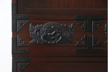 和製ビンテージ　美品!!　欅産業社にて仙台箪笥にリメイク済み　落ち着いた色味と美しい金具が目を惹く漆塗りの衣装箪笥ローボード(サイドボード、リビングボード、テレビ台、テレビボード、収納棚、戸棚、収納箪笥、引き出し、ヴィンテージ)(R-078653)