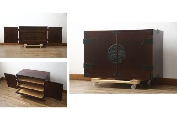 和製ビンテージ　美品!!　欅産業社にて仙台箪笥にリメイク済み　落ち着いた色味と美しい金具が目を惹く漆塗りの衣装箪笥ローボード(サイドボード、リビングボード、テレビ台、テレビボード、着物箪笥、観音箪笥、ヴィンテージ)(R-078654)