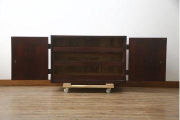 和製ビンテージ　美品!!　欅産業社にて仙台箪笥にリメイク済み　落ち着いた色味と美しい金具が目を惹く漆塗りの衣装箪笥ローボード(サイドボード、リビングボード、テレビ台、テレビボード、着物箪笥、観音箪笥、ヴィンテージ)(R-078654)