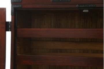 和製ビンテージ　美品!!　欅産業社にて仙台箪笥にリメイク済み　落ち着いた色味と美しい金具が目を惹く漆塗りの衣装箪笥ローボード(サイドボード、リビングボード、テレビ台、テレビボード、着物箪笥、観音箪笥、ヴィンテージ)(R-078654)