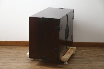和製ビンテージ　美品!!　欅産業社にて仙台箪笥にリメイク済み　落ち着いた色味と美しい金具が目を惹く漆塗りの衣装箪笥ローボード(サイドボード、リビングボード、テレビ台、テレビボード、着物箪笥、観音箪笥、ヴィンテージ)(R-078654)