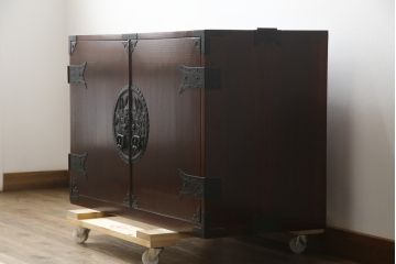 和製ビンテージ　美品!!　欅産業社にて仙台箪笥にリメイク済み　落ち着いた色味と美しい金具が目を惹く漆塗りの衣装箪笥ローボード(サイドボード、リビングボード、テレビ台、テレビボード、着物箪笥、観音箪笥、ヴィンテージ)(R-078654)
