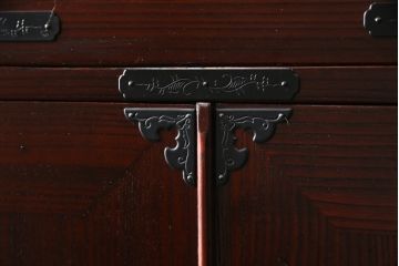 和製ビンテージ　美品!!　欅産業社にて仙台箪笥にリメイク済み　落ち着いた色味と美しい金具が目を惹く漆塗りの衣装箪笥ローボード(サイドボード、リビングボード、テレビ台、テレビボード、着物箪笥、観音箪笥、ヴィンテージ)(R-078654)