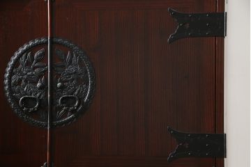 和製ビンテージ　美品!!　欅産業社にて仙台箪笥にリメイク済み　落ち着いた色味と美しい金具が目を惹く漆塗りの衣装箪笥ローボード(サイドボード、リビングボード、テレビ台、テレビボード、着物箪笥、観音箪笥、ヴィンテージ)(R-078654)