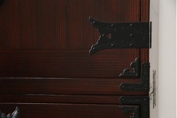 和製ビンテージ　美品!!　欅産業社にて仙台箪笥にリメイク済み　落ち着いた色味と美しい金具が目を惹く漆塗りの衣装箪笥ローボード(サイドボード、リビングボード、テレビ台、テレビボード、着物箪笥、観音箪笥、ヴィンテージ)(R-078654)