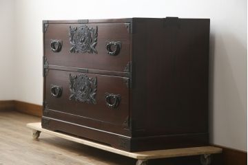 和製ビンテージ　美品!!　欅産業社にて仙台箪笥にリメイク済み　落ち着いた色味と美しい金具が目を惹く漆塗りの衣装箪笥ローチェスト(ローボード、サイドボード、リビングボード、テレビ台、テレビボード、収納箪笥、引き出し、ヴィンテージ)(R-078655)