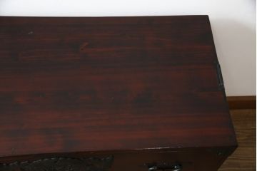 和製ビンテージ　美品!!　欅産業社にて仙台箪笥にリメイク済み　落ち着いた色味と美しい金具が目を惹く漆塗りの衣装箪笥ローチェスト(ローボード、サイドボード、リビングボード、テレビ台、テレビボード、収納箪笥、引き出し、ヴィンテージ)(R-078655)
