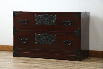 和製ヴィンテージ　美品!!　欅産業社にて仙台箪笥にリメイク済み　落ち着いた色味と美しい金具が目を惹く漆塗りの衣装箪笥ローチェスト　(R-078655)