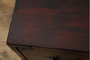 和製ヴィンテージ　美品!!　欅産業社にて仙台箪笥にリメイク済み　落ち着いた色味と美しい金具が目を惹く漆塗りの衣装箪笥ローチェスト　(R-078655)