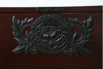 和製ヴィンテージ　美品!!　欅産業社にて仙台箪笥にリメイク済み　落ち着いた色味と美しい金具が目を惹く漆塗りの衣装箪笥ローチェスト　(R-078655)