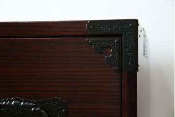 和製ヴィンテージ　美品!!　欅産業社にて仙台箪笥にリメイク済み　落ち着いた色味と美しい金具が目を惹く漆塗りの衣装箪笥ローチェスト　(R-078655)