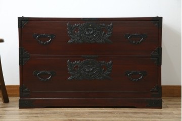 和製ヴィンテージ　美品!!　欅産業社にて仙台箪笥にリメイク済み　落ち着いた色味と美しい金具が目を惹く漆塗りの衣装箪笥ローチェスト　(R-078655)