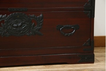 和製ヴィンテージ　美品!!　欅産業社にて仙台箪笥にリメイク済み　落ち着いた色味と美しい金具が目を惹く漆塗りの衣装箪笥ローチェスト　(R-078655)