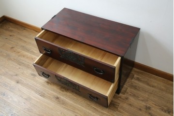 和製ヴィンテージ　美品!!　欅産業社にて仙台箪笥にリメイク済み　落ち着いた色味と美しい金具が目を惹く漆塗りの衣装箪笥ローチェスト　(R-078655)