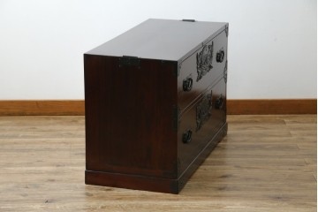 和製ヴィンテージ　美品!!　欅産業社にて仙台箪笥にリメイク済み　落ち着いた色味と美しい金具が目を惹く漆塗りの衣装箪笥ローチェスト　(R-078655)