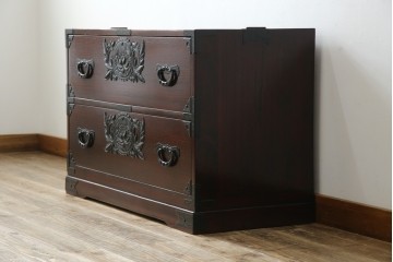和製ヴィンテージ　美品!!　欅産業社にて仙台箪笥にリメイク済み　落ち着いた色味と美しい金具が目を惹く漆塗りの衣装箪笥ローチェスト　(R-078655)