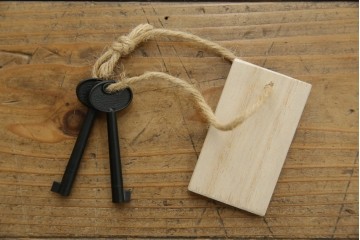 和製ヴィンテージ　美品!!　欅産業社にて仙台箪笥にリメイク済み　落ち着いた色味と美しい金具が目を惹く漆塗りの衣装箪笥ローチェスト　(R-078655)