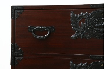 和製ヴィンテージ　美品!!　欅産業社にて仙台箪笥にリメイク済み　落ち着いた色味と美しい金具が目を惹く漆塗りの衣装箪笥ローチェスト　(R-078655)