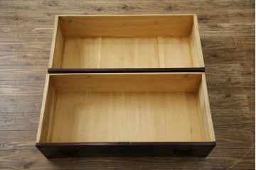 和製ヴィンテージ　美品!!　欅産業社にて仙台箪笥にリメイク済み　落ち着いた色味と美しい金具が目を惹く漆塗りの衣装箪笥ローチェスト　(R-078655)