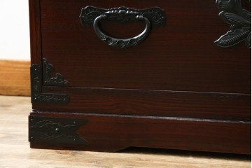 和製ヴィンテージ　美品!!　欅産業社にて仙台箪笥にリメイク済み　落ち着いた色味と美しい金具が目を惹く漆塗りの衣装箪笥ローチェスト　(R-078655)