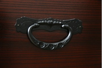 和製ヴィンテージ　美品!!　欅産業社にて仙台箪笥にリメイク済み　落ち着いた色味と美しい金具が目を惹く漆塗りの衣装箪笥ローチェスト　(R-078655)